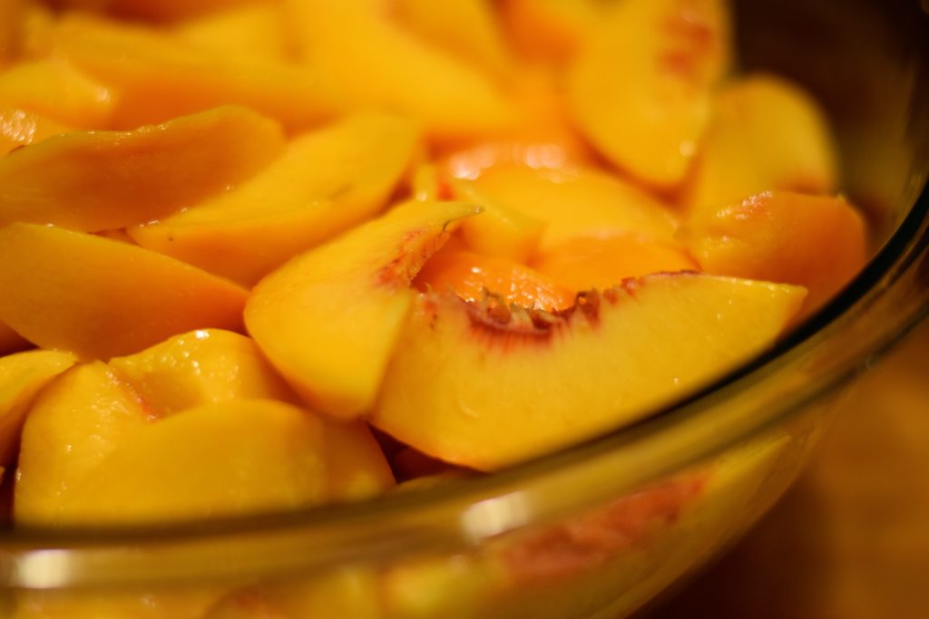 sliced fresh peaches